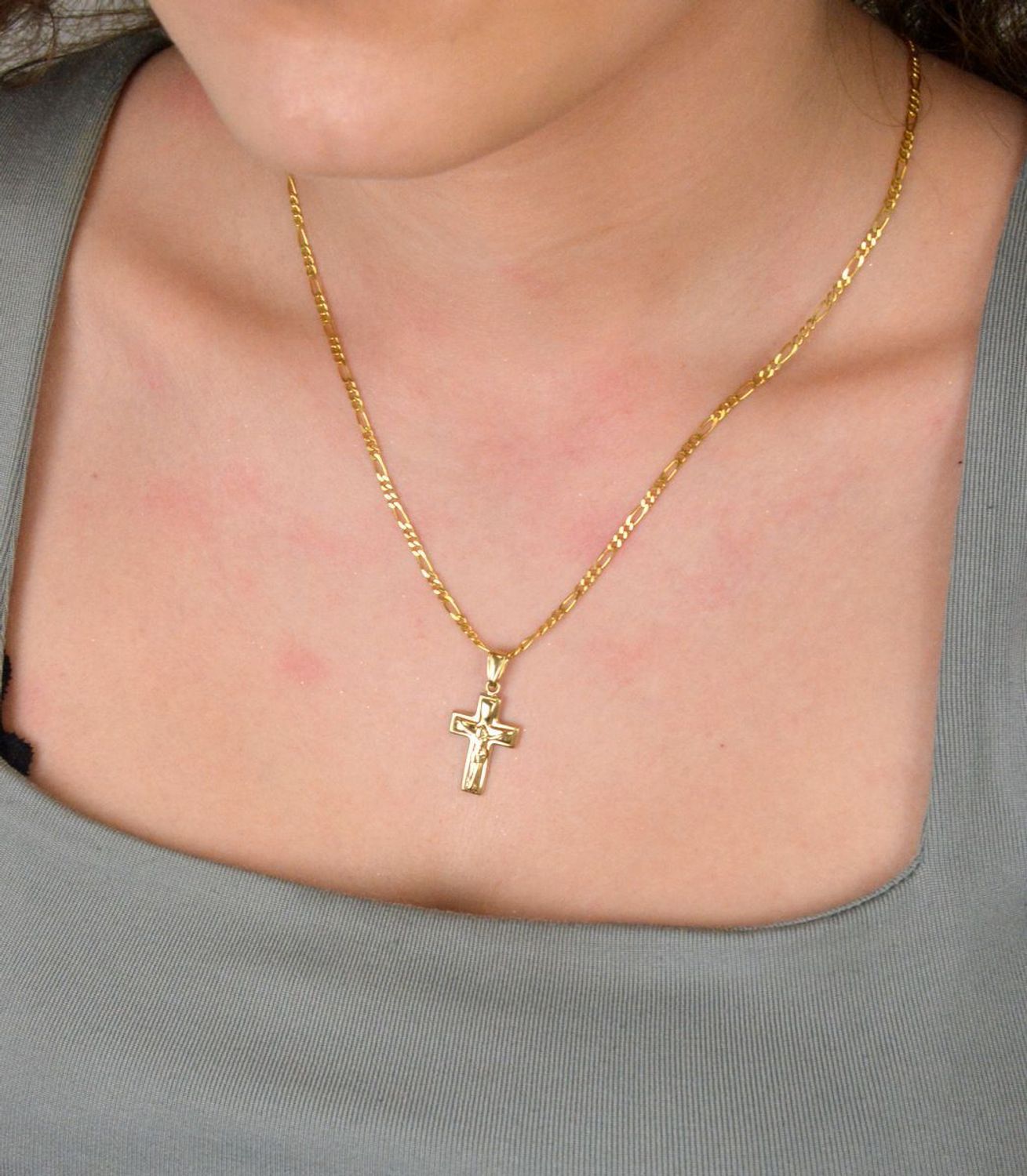 Złota zawieszka krzyżyk z wizerunkiem Jezusa próba 333, ZA 3845A. Złoty krzyżyk na prezent to wyjątkowy wybór, który może mieć głębokie znaczenie. Złota zawieszka próba 333. 1.jpg